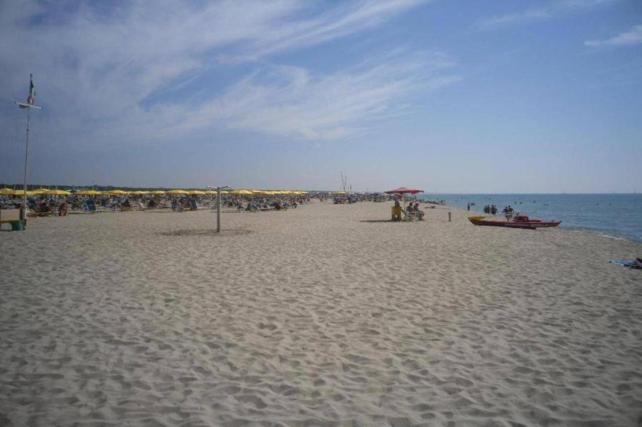 Comfortabele Familie Chalets Met Veranda Incl Airco Dichtbij Zee! Viareggio Exterior photo